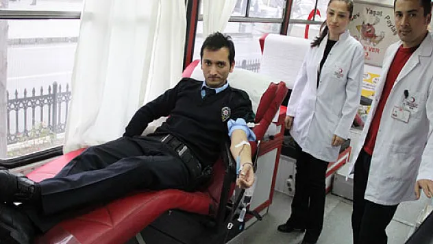 POLİSTEN ÖRNEK KAN BAĞIŞI