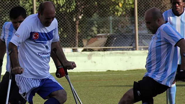 Engelleri futbolla yendiler