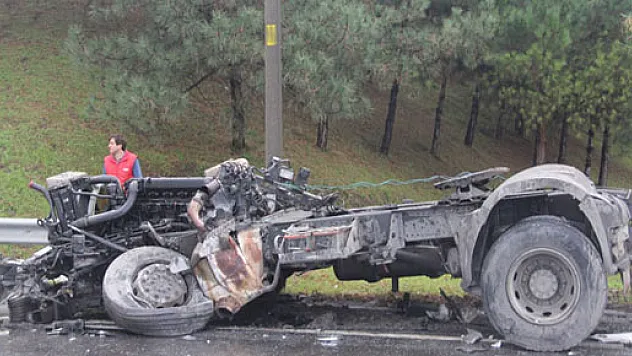 Yolcu otobüsü ile TIR çarpıştı: 25 yaralı