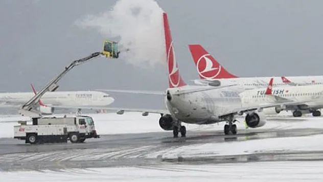 Van'da uçak seferleri iptal edildi