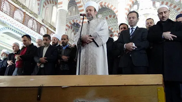 Yanarak hayatını kaybeden çocukların cenaze namazını Görmez kıldırdı