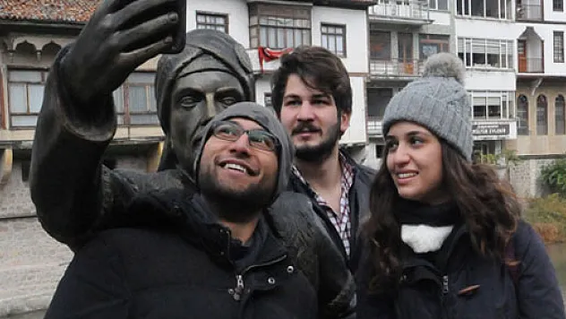 Şehzade ile 'selfie' yaptılar