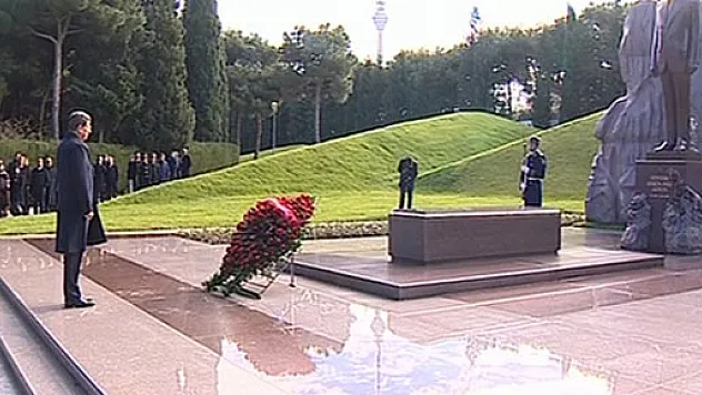 Başbakan Davutoğlu Azerbaycan'da şehitliği ziyaret etti