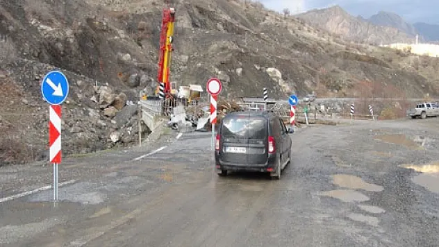 İki defa patlatılan köprü onarılıyor