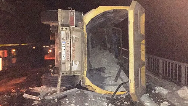 Devrilen kamyon Sarsap Tüneli'nde trafiği kilitledi