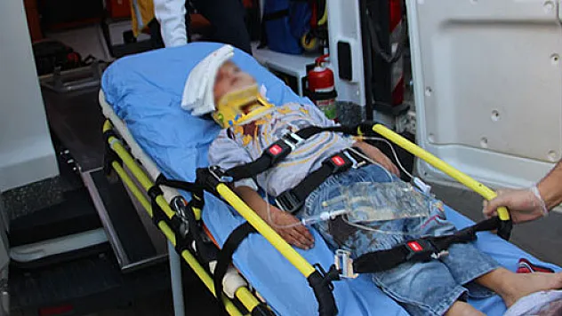 Otomobil, oyun oynayan çocukların arasına daldı: 2 yaralı