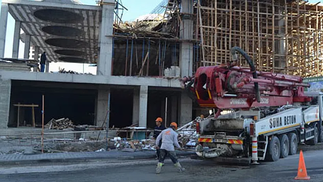 Caminin iskelesi çöktü: 3 yaralı