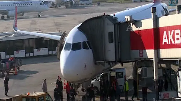 El freni çekilmeyen araç, uçağa çarptı