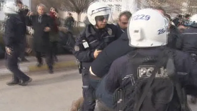 Öğrencilerle polis arasında olaylar çıktı: 12 gözaltı