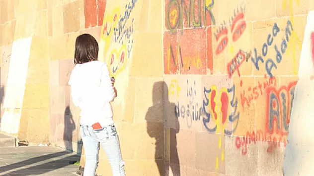 Tarihi caminin duvarı 'aşk duvarı' oldu