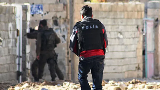 Diyarbakır'da polise roketli saldırı: 1 polis yaralı