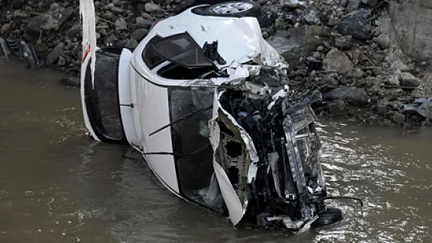 İki köprü arasından çaya uçtu