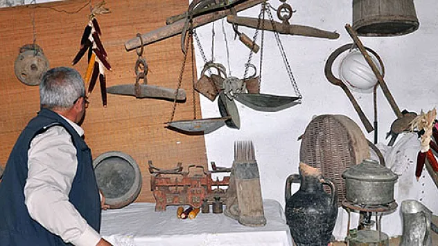 Kırk yıldır topladığı antikalarla köy evini müzeye çevirdi