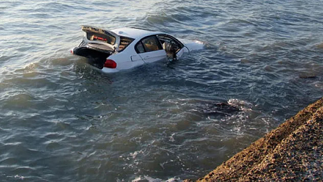 Genç kız emniyet kemerine sıkışınca boğularak öldü!