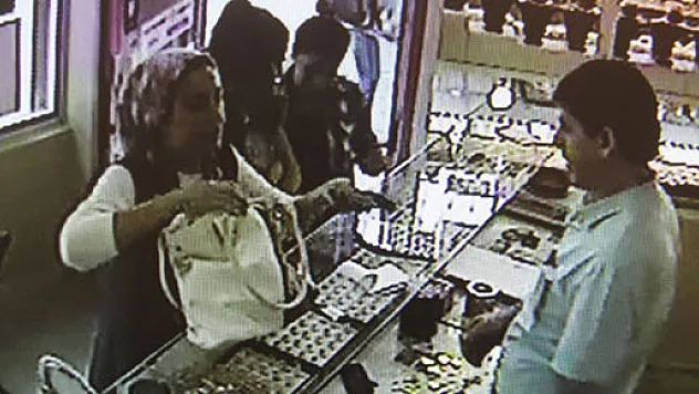 Öldürdüğü adamın paralarını altına yatırdı