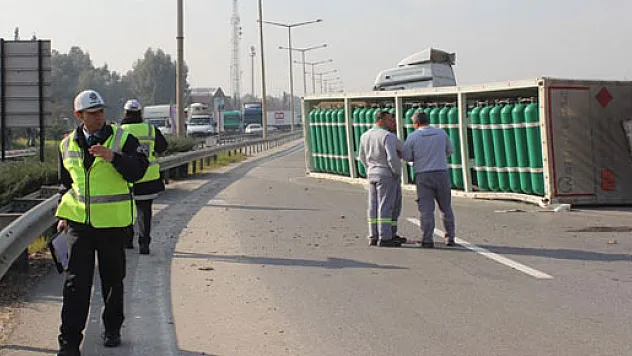 Oksijen yüklü TIR devrildi, yol trafiğe kapandı
