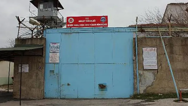 Cezaevi müdürüne silahlı saldırı