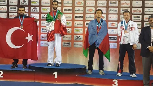 Engelli genç engel tanımıyor