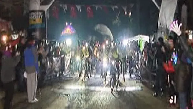 Yüzlerce sporcu gece karanlığında pedal çevirdi