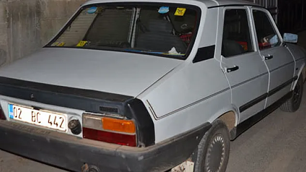 Altın küpe ve 60 lirayı çaldılar