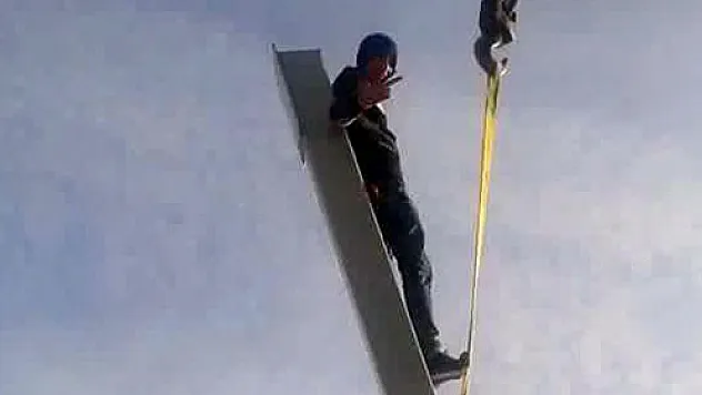 Üzerine demir düşen genç işçi öldü