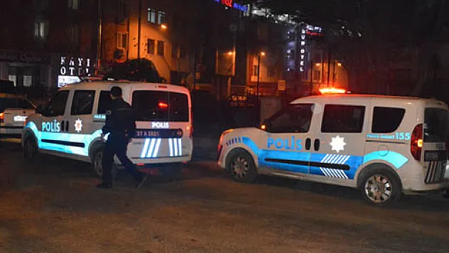 Arkadaşına kızdı, yoldan geçen aracın önüne atladı