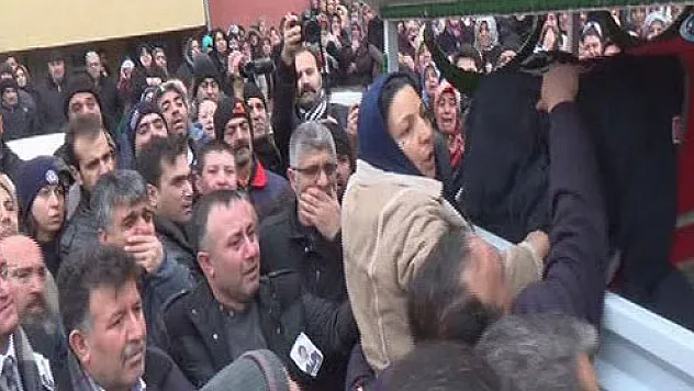 Şehit annesinden son öpücük