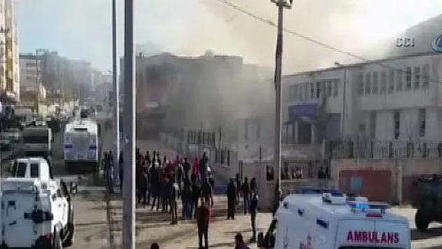 Teröristler, içerisinde öğrencilerin bulunduğu kültür merkezini ateşe verdi