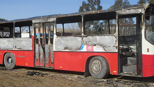 Adana'da PKK yandaşları otobüs yaktı