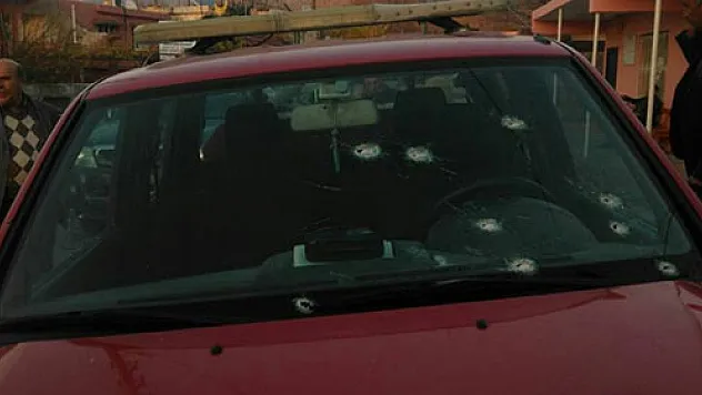 Çıkan yangını söndürmeye giden araca ateş açıldı