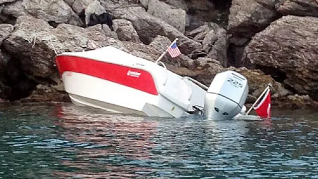 Mülteci taşıyan sürat teknesi kuma saplandı