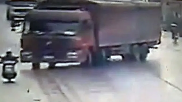 TIR motosikletliyi ezerek öldürdü