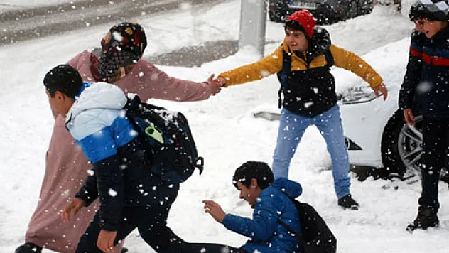 Buzlanan yollarda vatandaşların zor anları
