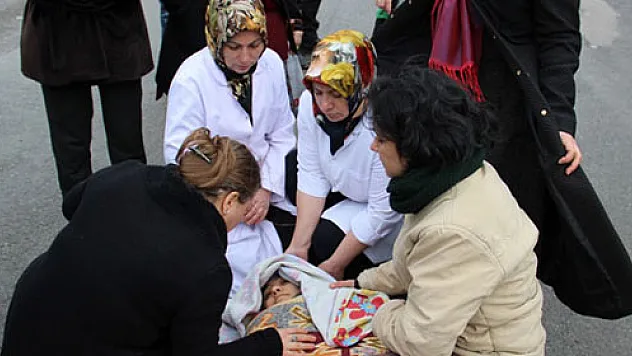 Otomobilin çarptığı öğretmenin yardımına meslektaşları yetişti