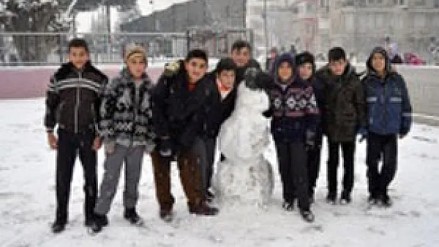 Antalya beyaza büründü, okullar tatil oldu