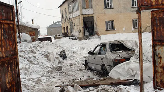 Yüksekova'da polis aracına bombalı saldırı