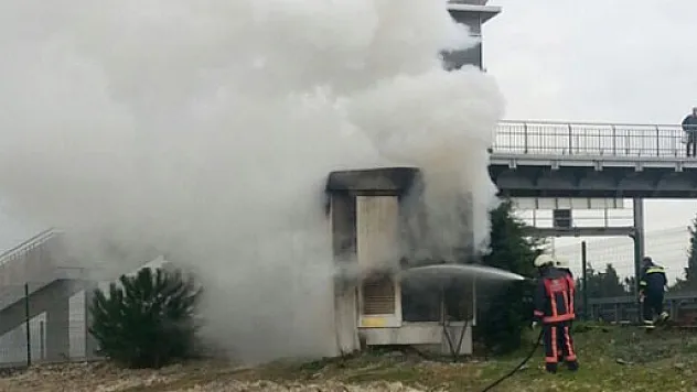 Metrobüs durağı yanında trafo patladı