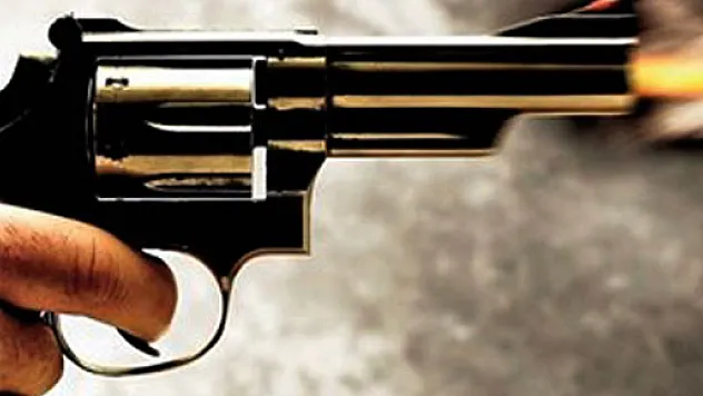 Kadın öğretmen evinde başından vuruldu!