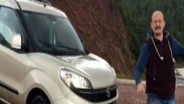 Dolandırıcılara öfkelendi, otomobilini uçuruma yuvarladı