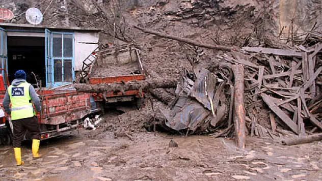 Heyelanda 11 araç toprak altında kaldı