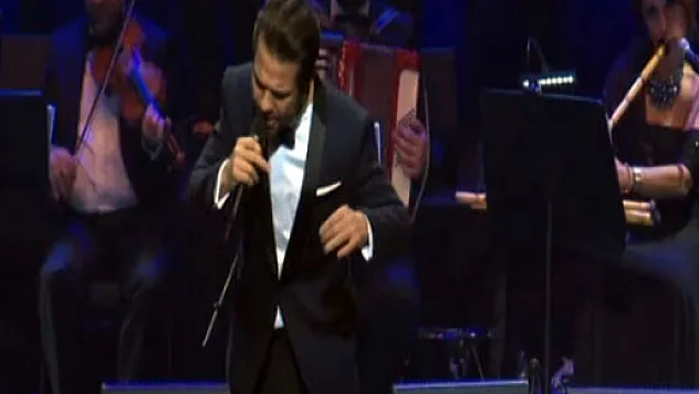 Kenan Doğulu'dan unutulmaz Zeki Müren taklidi