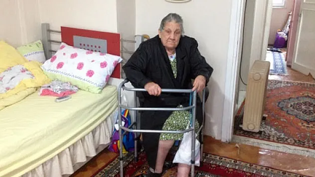 Yaşlı kadını dövüp, parasını çaldılar