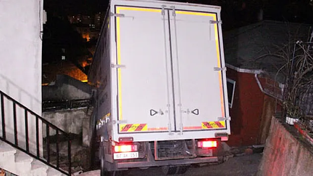 Dar sokakta sıkışan kamyon 3 saatte kurtarılabildi