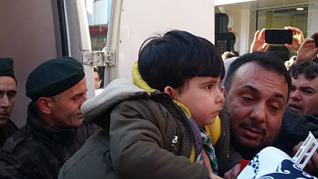 Elindeki oyuncağıyla şehit babasına son kez baktı