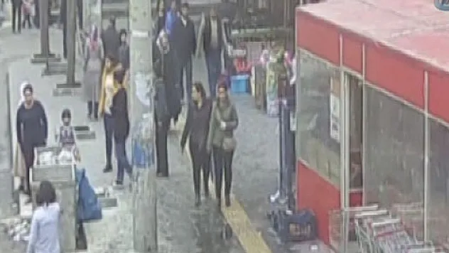 Kapkaççıya boynundaki kolyesini kaptırdı