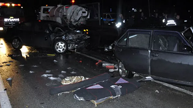 Kayganlaşan yolda duramayan 2 araç, tankerin altına girdi!