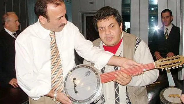 Görme engelli sokak şarkıcısının cümbüşü gasp edildi
