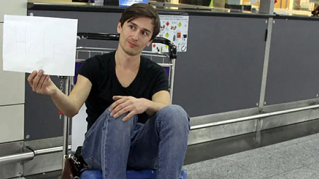 Uçağı kaçıran Ukraynalı turist havalimanında yardım bekliyor