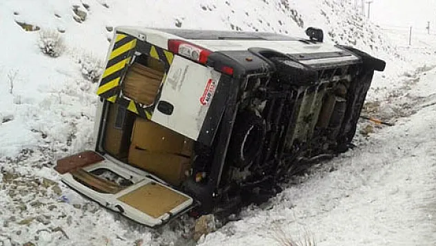 Cenazeye giden minibüs şarampole devrildi: 8 yaralı