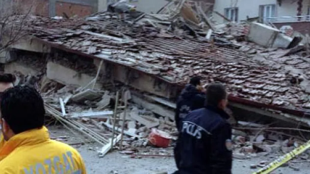 Yozgat'ta 20 daireli bina çöktü